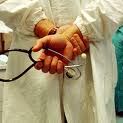 Anche il medico di una clinica che altera la cartella di un paziente risponde di falsit� in atto pubblico