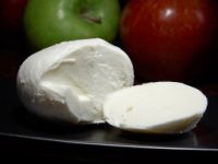 Mozzarella campana prodotta con latte sudamericano, addio al primato italiano