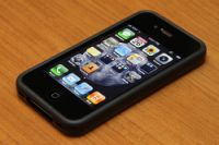 Scandalo iPhone4  in Italia. Se volete acquistarlo dovete stipulare un abbonamento con Tim, Vodafone e H3G. Dopo i problemi tecnici del nuovo modello Apple, arriva un�altra fregatura ai danni dei consumatori!