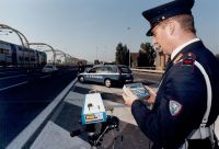 Troppo semplice limitarsi al numero di targa, la polizia deve identificare il trasgressore per punirlo