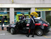 Tenta rapina alle poste, ma sbaglia ufficio e alla fine chiama i carabinieri