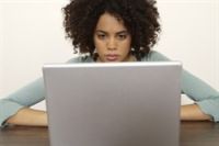 Lo stalking sui social network: è reato inviare messaggi e video piccanti