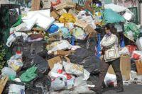 Continua protesta lavoratori consorzio Tonnellate di rifiuti tra Napoli e Caserta