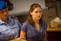 Assoluzione per Amanda e Raffaele. Forte contestazione fuori dall'Aula