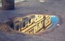 La buca è piena d'acqua e il cittadino cade: Comune responsabile
