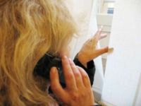 Tormentare l'ex per vedere la figlia naturale è violenza privata