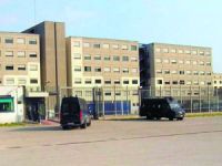«Escrementi in cella, detenuti abbandonati»