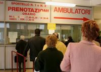 Crisi: cresce il numero degli italiani che non si curano più per le lunghe liste d'attesa