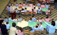 Napoli, la refezione non parte Scoppia la rivolta delle mamme