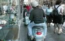 Multe per i ciclomotori che circolano sui marciapiedi