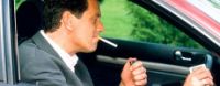Vietato fumare al volante: l'Inghilterra lo aveva sancito già dal 2007 tanto che le assicurazioni proposero di aumentare le polizze ai fumatori