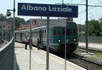 Albano, macchinista richiama minorenni che fumano sul treno: aggredito