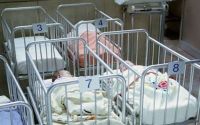 Scambiati nella culla: dopo 56 anni scoprono di essere vissuti nella famiglia 'sbagliata'!!!