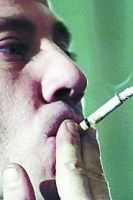 Crisi e disoccupazione. E l'Italia torna a fumare