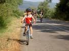 Bambini in bici senza casco 