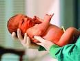Cassazione: il cognome della madre può essere anteposto a quello del padre