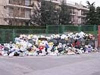 Sacchetti ovunque, Agnano si ribella. Bloccato lo svincolo della Tangenziale 
