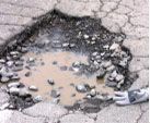Comune deve risarcire danni a chi cade per una buca del marciapiede coperta d'acqua