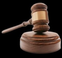 Cade da un gradino sconnesso: responsabilità oggettiva del custode