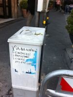 Avvisi intimidatori contro gli stranieri in via Chiaia 