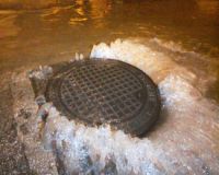 Pioggia e disagi nel Napoletano A Portici sprofonda una strada