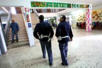 Napoli, mamma disperata chiama il 113: «Non portano i bimbi disabili in bagno»