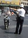Napoli, direttiva del sindaco ai vigili «Basta con i blitz, pensate al traffico»