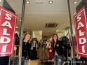 Saldi: da oggi partono a Napoli, ma il 75% dei commercianti li applica prima della data ufficiale