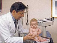 Pediatra da 20 anni: non è laureato