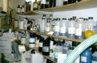 Napoli, deposito di cosmetici velenosi I Nas sequestrano 30mila creme a rischio