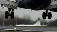 Auto in pista, paura sull'aereo