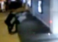 Un agente lo scambia per un ricercato e lo aggradisce: innocente ora in coma 