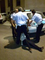 Picchiano ambulante, poi denunciano il falso: in carcere due Vigili inchiodati dalle testimonianze della gente. Risarcimento per il venditore