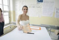 Sposa va a votare prima del sì!