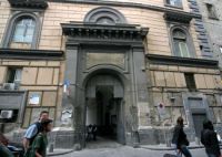 Napoli, un boato, crolla il solaio dell'ospedale: paura all'Annunziata