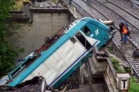 Trasporti&sicurezza, Milano: treno passeggeri deraglia e finisce in un cortile del centro