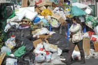 Continua protesta lavoratori consorzio Tonnellate di rifiuti tra Napoli e Caserta