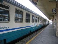 Si ferma il treno Roma-Nettuno,pendolari arrabbiati bloccano i binari