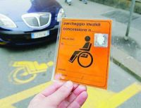 Non è reato esporre sul cruscotto dell'automobile il contrassegno per invalidi intestato ad altri 