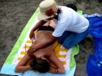 Addio massaggi sulla spiaggia, un'ordinanza li vieta