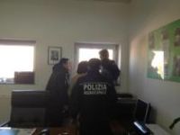 Donna disperata occupa l'ufficio del presidente Pisani e minaccia il suicidio 