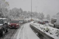 Prima nevicata a Roma, lezioni sospese Viminale: non spostatevi verso il centro Italia