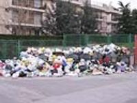 Strada invasa da oltre 100 metri di spazzatura, la protesta dei residenti. Pisani. "Intervengano sindaco e Asìa. Differenziata bluff " 