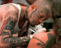 Tatuaggi a rischio: allarme Ue Inchiesta sui colori cancerogeni 