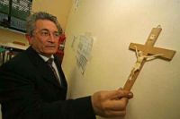 «Crocifisso in aula o multa di 500 euro» Ordinanza choc di sindaco nel Napoletano