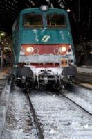 Neve e gelo, treni soppressi o a rilento Le Ferrovie: portatevi coperte e panini