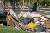 Napoli, cumulo di rifiuti in Villa Comunale cartoni e immondizia nei vialetti