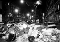 Napoli, la Riviera di Chiaia è un tappeto di rifiuti