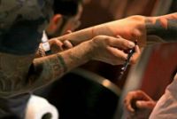 Tatuaggi, rischio cancerogeno nei coloranti: indaga pm di Torino