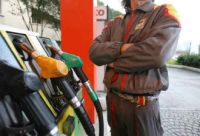 Benzina, tariffe e assicurazioni Per le famiglie un salasso di 660 euro